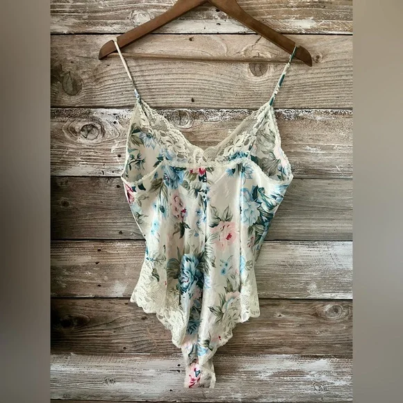 VINTAGE VICTORIA’S SECRET- Gold label satin lingerie - Picture 3 of 5